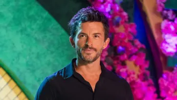 Jonathan Bailey’s Playful “Soggy Bottom” Quip Sparks Cheeky Buzz After Historic ‘Sexiest Man Alive’ Win